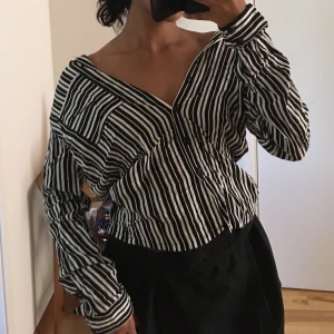 Off shoulder S  - En fin randig off shoulder tröja. Använt några fåtal gånger. Den är i storlek S men passar XS-M. Nypris från HM: 150kr