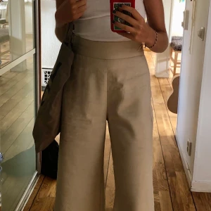 Vida byxor - Krämvita\ beiga vida byxor! Passar perfekt nu till hösten då dom är lite tunnare men ändå långa. Köpta för 400kr men endast använt dom en gång. Passar även bra som storlek 36. Köpare står för frakten💗💗