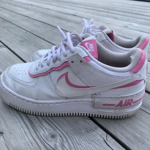 Nike airforce rosa - Lite smutsiga men inget som inte går att tvätta bort. Köparen står för frakt. Kan mötas upp på norrmalm eller i Täby. Små i storleken så passar 39
