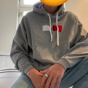 Grå hoodie  - En grå hilfiger hoodie som är limited edition, och overzises. Ordinarie pris 1500   