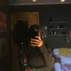 Fin tröja men rosor på  - Tröja med rosor på, i fint skick den hollister storlek S