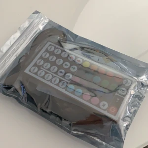 LED-lights - LED-lights från shein. beställde ett paket för mycket därav säljs de. den är 5 meter lång och funkar väldigt bra, många olika färger som går att välja mellan, ett batteri ingår till fjärkontrollen. köpt för 150kr + batteri, säljs för 130 inklusive batteri💗 frakt står för köparen