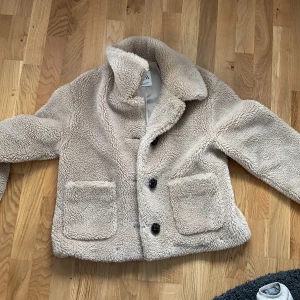 Fluffig jacka från Zara - En jätte skön fluffig och varm jacka från zara köpt i vintras, jag är 1,63 och den passar mig perfekt original pris 499kr mitt pris 200kr + frakt 