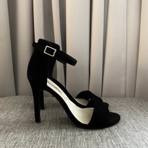 Svarta klackar - Klackar i svart 🖤🖤🖤 använda ett fåtal ggr, storlek 37, klackhöjd 10 cm