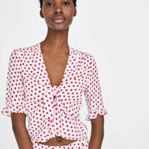 Knyttopp med hjärtan från Zara - Topp från Zara, aldrig använd med prislapp kvar.