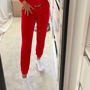 Röda mjukisbyxor från Cubus  - Super sköna (går att köpa hela settet för ett billigare pris) perfekta att mysa i nu till hösten.