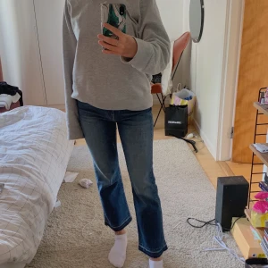 Jeans  - Supersköna ankellånga jeans från inwear. Dom sitter ganska slim men är jättesköna då dom är streschiga. Size 28. Köpta för 799 säljer för 199. Hör av er vid intresse📞 Frakt inkluderas inte i priset.