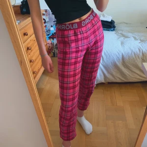 pyjamasbyxor från Björn Borg - jättesköna rutiga pyjamasbyxor från märket Björn Borg 🤍 säljer pga de blivit för korta på mig:( frakt tillkommer ⚡️