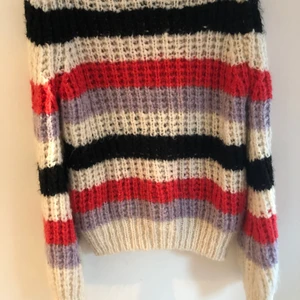 Stickad tröja  - Randig stickad tröja, köpt från Bik Bok