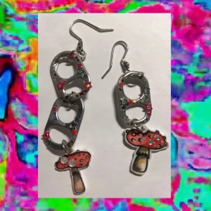 Fräscha svamp örhängen🍄✨ - Super fräscha svamp örhängen✨! Finns endast ett par!! Frakten är alltid 11kr