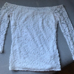 Off-shoulder spetstopp  - Vit ord-shoulder spetstopp. Säljs pga för liten. Köpt för 299kr