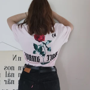 Rosa T-shirt  - Skit snygg och skön T-shirt som jag bara använt typ 3 gånger vad jag kan minnas:) (kan både frakta plagget eller mötas upp i Umeå) 🍓🌸🍭