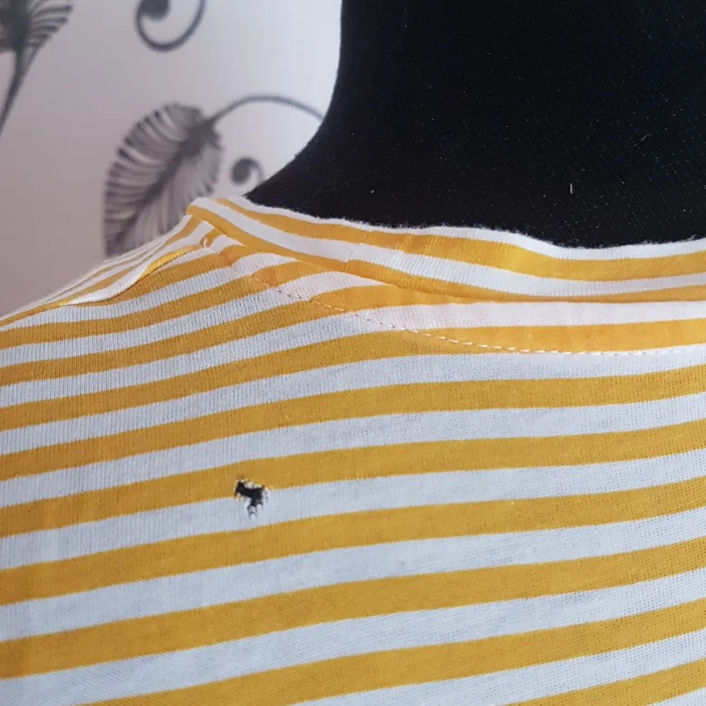 Denna gul-vit-randiga t-shirt från Monki säljes då den inte längre används. Den har ett litet hål vid vänster axel som går att laga utan några problem. Passar både S och M! Skönt material!. T-shirts.