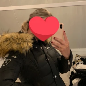 Rock and blue vinter jacka - Säljer min fina vinterjacka från rock and blue, använd en vinter sen inget mer. Den är i jättefint skick, storlek 36. Säljer den för 1500 kr+ frakt. Pris kan även diskuteras vid snabbt köp! Fejk päls!