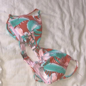 Jättefin bikiniöverdel ifrån h&m!  - Säljer på grund av att den börjar bli för liten! Men annars är det verkligen så fin! 