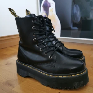 Dr. Martens jadon platå  - Säljer dessa skor i storlek 38 då de inte längre passar, har bara använt de tre gånger som max så de är i nyskick :) Pris kan diskuteras, skriv gärna vid intresse! 