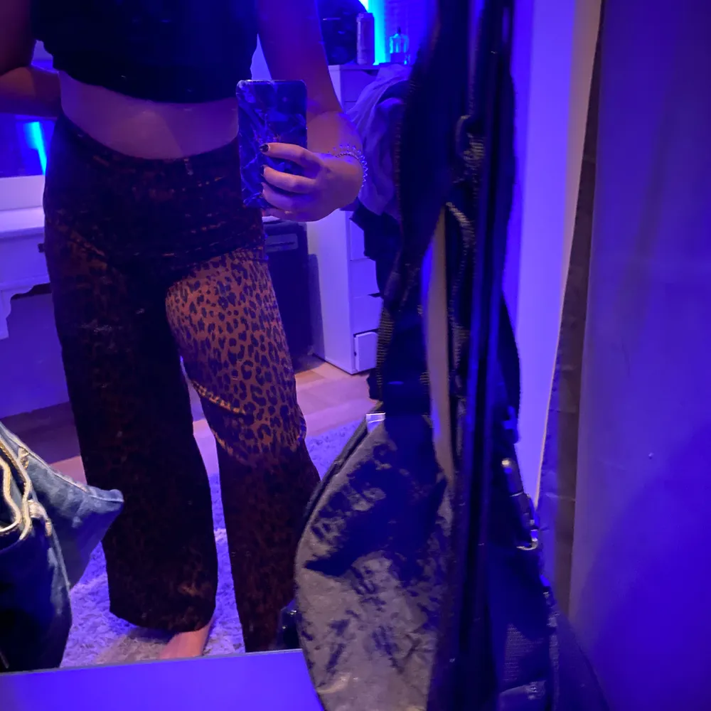 Leopard silkesbyxor. Köpta från Gina men inte använda mer än 1 till 2 ggr. Sköna och bekväma men tyvärr lite försmå för mig.. Jeans & Byxor.
