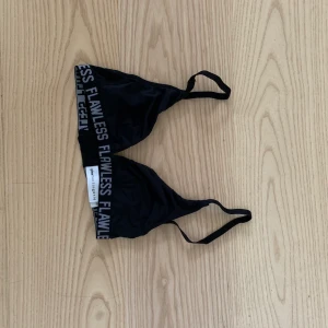 Bh Ginatricot  - Bh/bikini från Ginatricot. Ganska liten i storlek. Reglerbara band. Knappt använd.