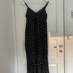 Prickig klänning - Svart långklänning med vita prickar ifrån Gina Tricot i stl. S.