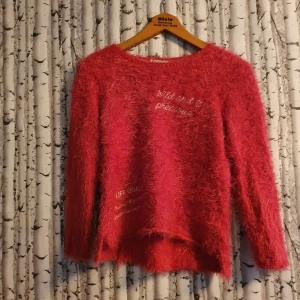 Rosa tröja från H&M - Rosa tröja från H&M som har blivit alldeles för liten för mig. I storlek 134/140 (8-10 år). Som sagt är den alldeles för liten för mig nu. Köparen står för frakten.