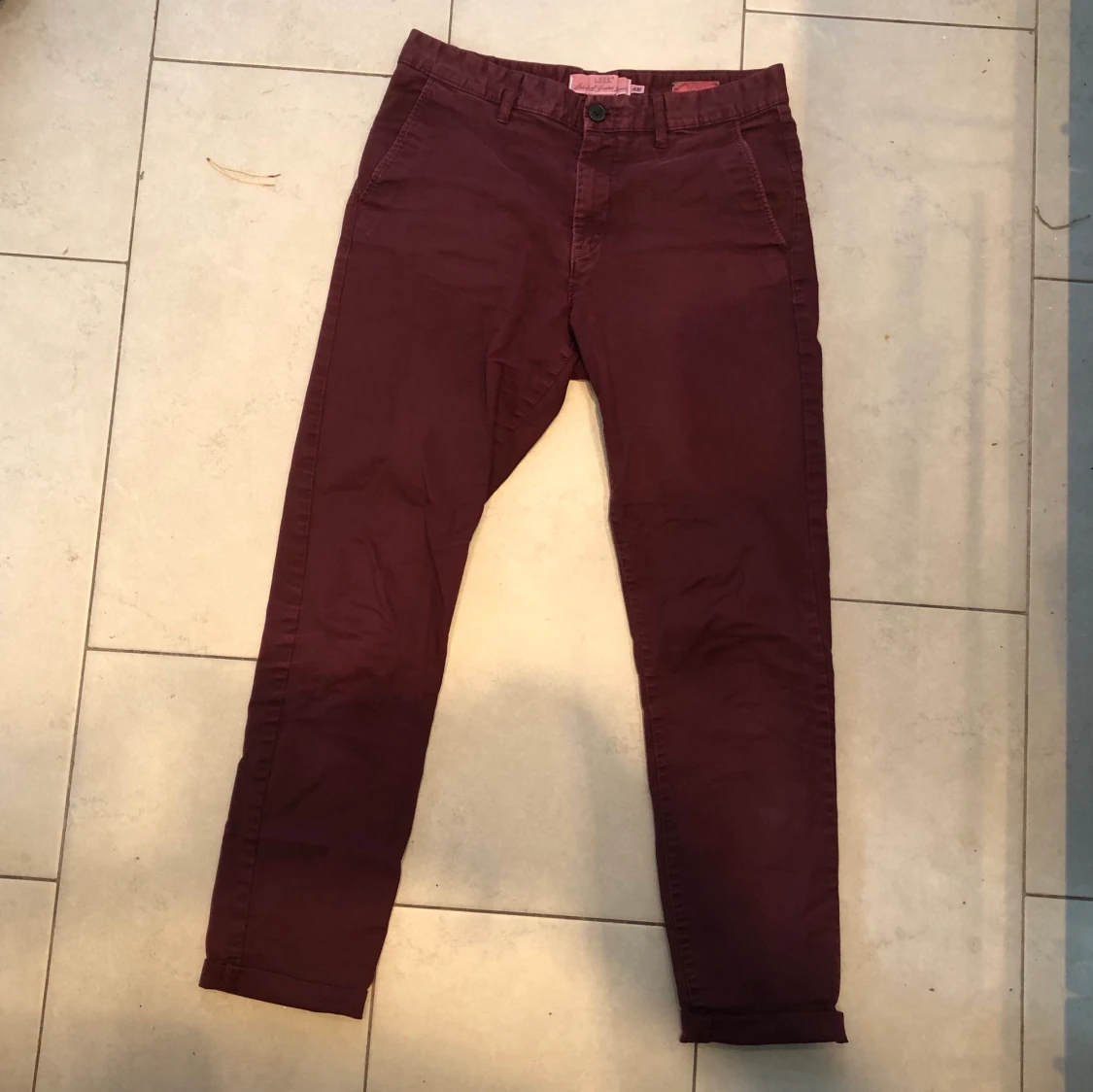 HM vinröda slimfit chinos i stl 31(eur)