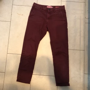 HM vinröda slimfit chinos i stl 31(eur) - Vinröda HM chinos nått år gammla men nyfärgade och frächa