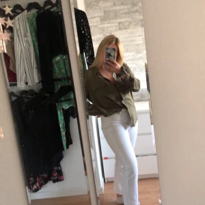 Cropade vita jeans från NA-KD - Hej! Vi är fyra tjejer som säljer begagnade kläder i nyskick för att spara ihop pengar till att kunna starta upp vårat blivande UF företag☀️ Dessa fina vita jeans kommer ifrån NA-KD och är endast använda en gång pågrund av för stor storlek. Dessa fina jeansen är i en mom jeans modell med räfflad kant vid anklarna. I vilken outfit kan ett par vita jeans som dessa gå fel? Storlek 42 granen är inkluderad i priset