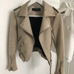 Mockajacka - Beige mockajacka med fina detaljer. Aldrig använd utan fick den av min syster som inte heller använt den. Så otroligt fin mocka och stretchig inuti! ❤️