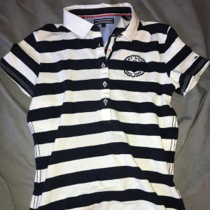 Tommy Hilfiger piké - Helt oanvänd Tommy Hilfiger piké. Köpt på Tommy Hilfiger för ca 900kr. Nyskick. Köparen står för frakten. Priset är exkl. frakt 🥰 Skulle säga att det är en liten S, så passar även XS och XXS. Priset går att diskutera, vill gärna bara bli av med den 😅
