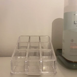 Läppstiftsförvaring - En läppstiftsförvaring i genomskinlig akryl med plats för 9 produkter. Går även bra att förvara andra småsaker såsom läppbalsam eller nagellack. Ger en prydligare organisering! 20 kr + frakt 