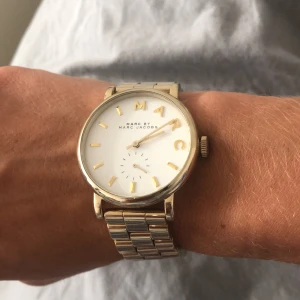 Aldrig använd Marc Jacobs klocka - Klocka från Marc By Marc Jacobs. Aldrig använd, tillhörande låda samt extra bitar till armbandet ingår. Nypris 2800 kr säljes för 800 kr eller bästa bud. Priset går alltså att diskutera vid snabb affär.  
