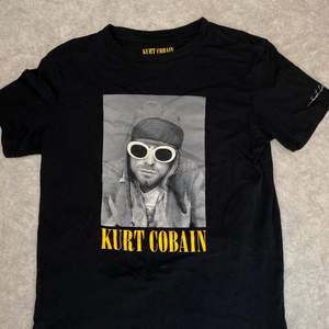 En snygg oversize t-shirt med Kurt Cobain på från zalando. En av mina favoriter men använder inte den nog ofta. Jag kan inte hitta den på nån hemsida längre så tror ej den säljs längre, köpte den för ungefär ett år sen. Har använts väldigt sparsamt därav att den är i så gott skick. Köpare står för frakt🥰