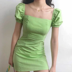 Grön kort klänning - Jätte snygg, önskar jag kunde ha den!! Säljer p.g.a för tight vid brösten. Helt ny och oanvänd. Buda i kommentarerna! 