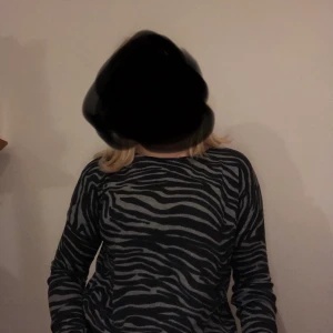 Zebramönstrad tröja - Jätteskön tröja med zebramönster strl 158-164 men passar S. Fint skick.   Möts upp eller fraktar 50kr