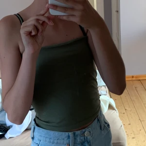 Grön topp  - En topp från ginatricot stl xs/s i nyskick har aldrig andvänt det faktiskt 