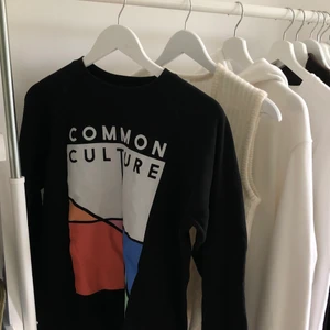 Common Culture sweatshirt - Supercool tjocktröja från Common Culture! Mycket sparsamt använd, nypris 500kr. Passar XS-L!