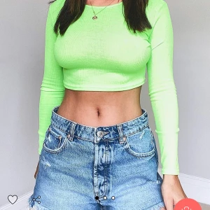Neon grön croptop - Säljer på grund av för liten, använd ca 1-2ggr. Köpare står för frakt