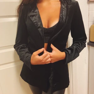 Kavaj  - Kavaj i sammet från NAKD. Storlek 36. Använd fåtal gånger. Säljs för 120 kronor inkl frakt 💕