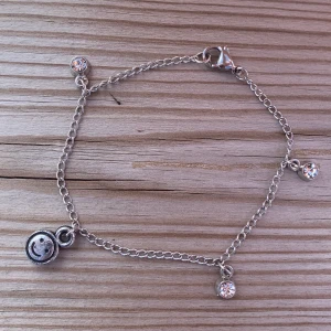 Armband  - Vid köp av detta går 15% till Operation SMILE som hjälper och opererar barn med gomspalt! Frakten ligger på 11kr💜