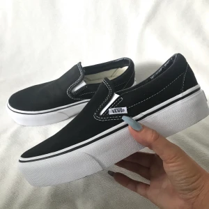 Vans, oanvända!! hög sula, strl 38 - Vans i textil. Strl 37 men stora i storleken!! Mer som 38 än 37. Endast provade i butik, säljer pga för stora för mig.
