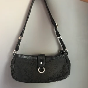 Handväska - Jätte cool handväska från humana. Superbra skick! Om fler är intresserade så blir det budgivning i kommentarsfältet. 