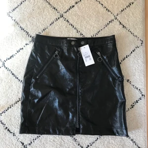 Lackkjol - Lackkjol från bikbok, köpt för 249kr. Storlek 34