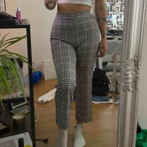  - Rutiga byxor från H&M! Säljer pga används ej. Korta i längden, jag är 167 cm.  !! Frakten ingår ej !!