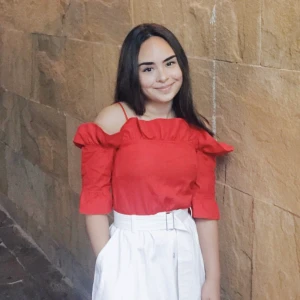 Off the shoulder top - Jättesöt röd off the shoulder top! Använd endast en gång och tyvärr för liten för mig. Frakt på 49kr tillkommer 💕