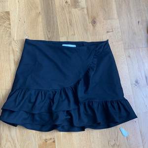 Jätte fin svart kjol från pull&bearsom tyvärr e för liten och aldrig använd, bra skick inga slitningar/missfärgningar! Har även en par byxor under kjolen så ingen fara om den blåser upp😊