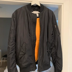 Samsøe Samsøe Bomberjacka - Svart bomberjacka med orange insida. Storlek S. Jackan är i nyskick och mycket sparsamt använd. Nypris cirka: 1800:-