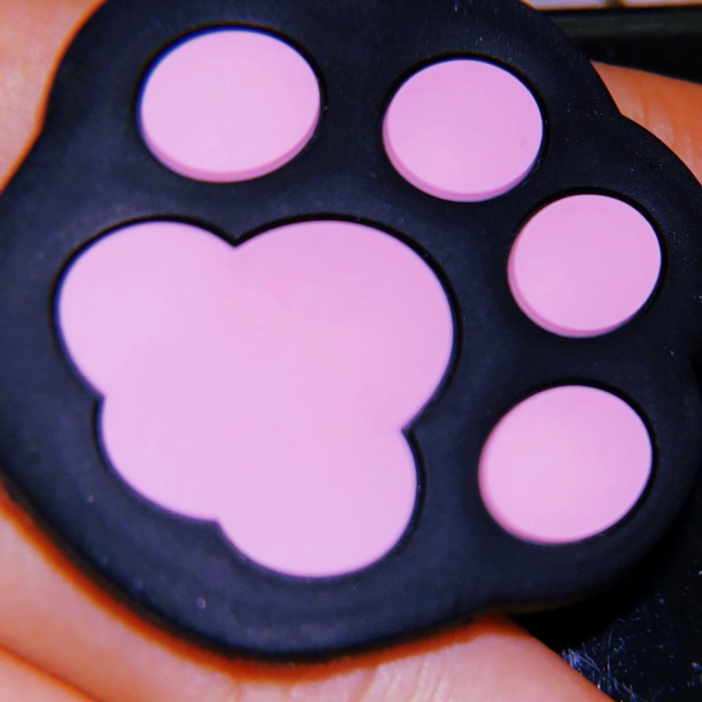 En popsocket som passar vilken mobil som helst!! Ser ut som ett gulligt tassavtryckđŸ,har just nu bara EN kvar...för att de andra blev sĂ„lda!Priset Ă€r 39kr vilket Ă€r bra för en popsocket eftersom de brukar vara dyra!Men högsta bud vinner sĂ„klartđ€. Accessoarer.