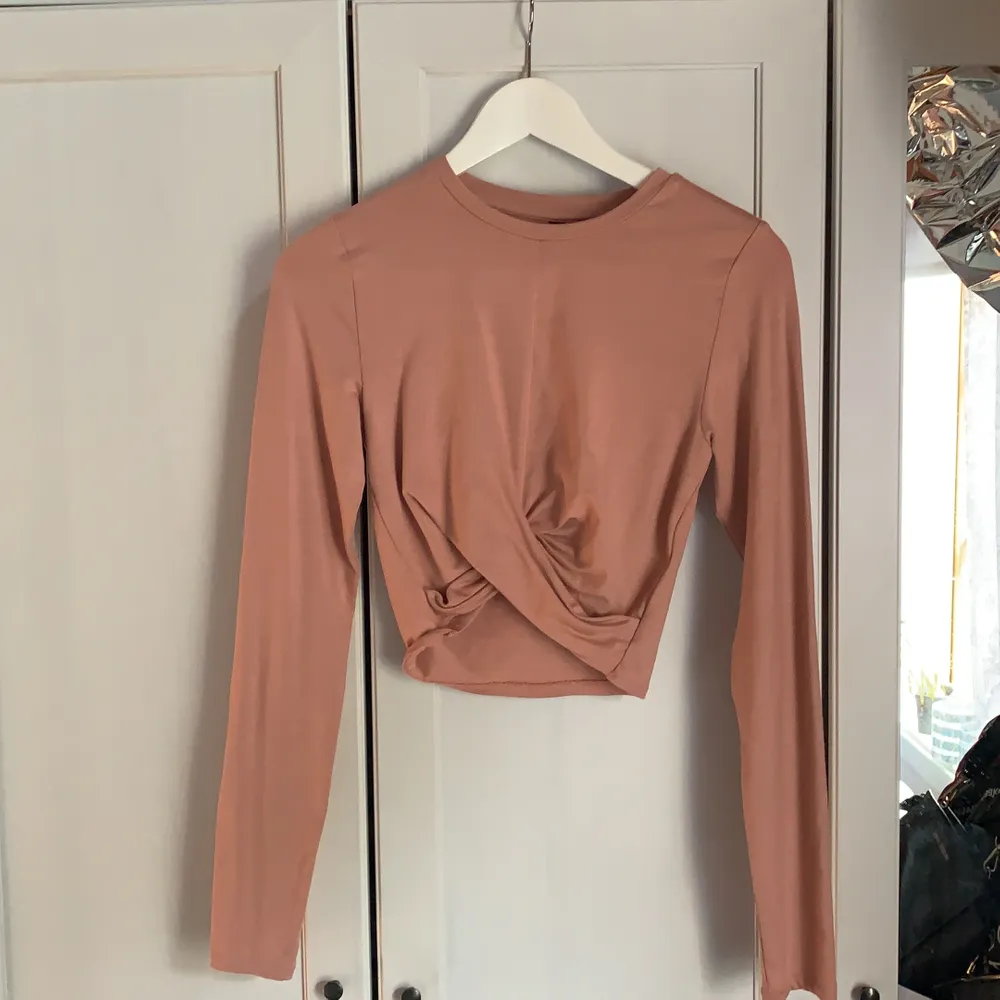 Ljusrosa tröja från H&M, storlek: XS. Använd  två gånger. Mer som en magtröja än en vanlig tröja, ganska tajt i storleken. Säljer såklart nytvättad. Kan skickas📩. Toppar.