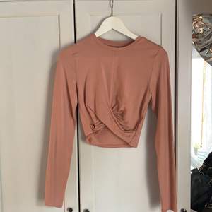 Ljusrosa tröja från H&M, storlek: XS. Använd  två gånger. Mer som en magtröja än en vanlig tröja, ganska tajt i storleken. Säljer såklart nytvättad. Kan skickas📩