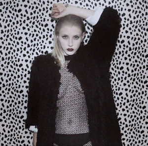  - Handsydd fuskpäls i svart med vitt foder. 100% polyester, akryl

Skick : använd med i bra skick 
